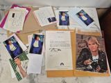 une table sur laquelle sont posés de nombreux papiers et photos