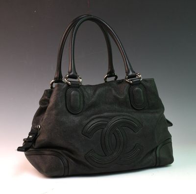 sac cabas Chanel en cuir noir avec le logo CC