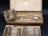 un coffret en bois contenant de l'argenterie, sur fond noir