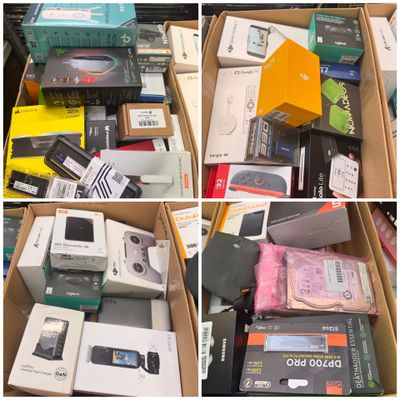 plusieurs photos d'une boîte remplie d'appareils électroniques et d'autres objets