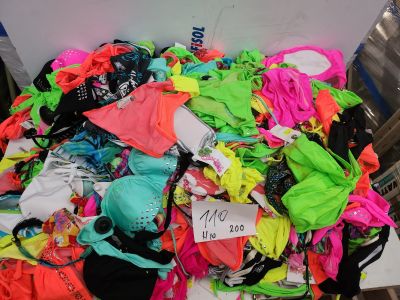 Lot de 200 maillots de bain Nika Beach, modèles et tailles a…
