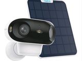 un gros plan sur un appareil photo et un panneau solaire fixés à un mur