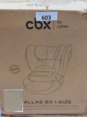 un carton contenant un siège auto pour bébé
