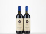 deux bouteilles de vin rouge posées sur une table