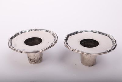 paire de chandeliers en métal argenté sur fond blanc
