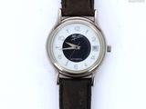 un gros plan d'une montre-bracelet au cadran noir et blanc