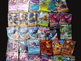 plusieurs types de cartes pokemon sur la table