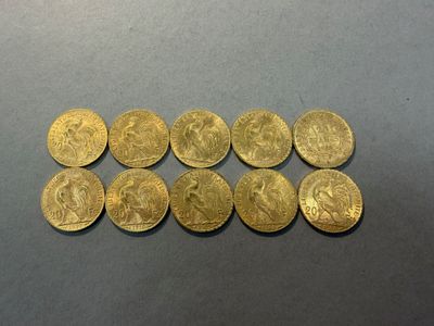 un tas de pièces d'or posé sur une table