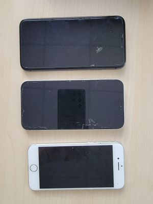 trois téléphones portables posés sur une table
