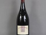la bouteille de vin rouge est posée sur la table en verre