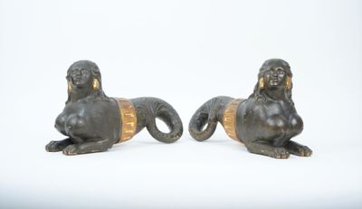 une paire de lions en bronze sur fond blanc