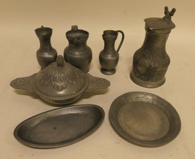beaucoup d'objets en étain posés sur une table