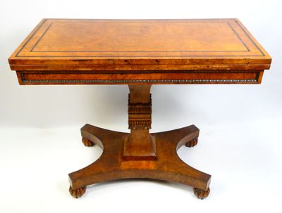 une vieille table en bois avec un plateau et un piètement en bois