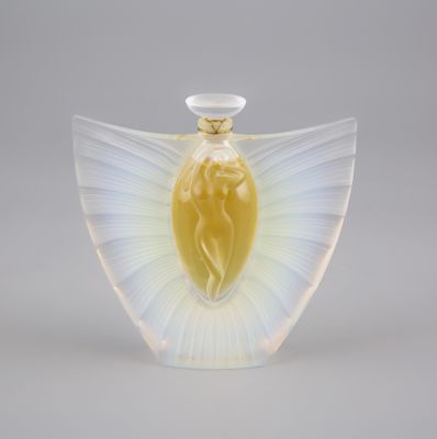 une image représentant un vase en verre contenant une fleur jaune