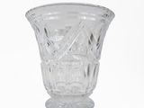 un vase en verre posé sur une surface blanche