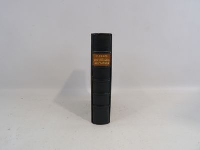 un livre noir posé sur une table