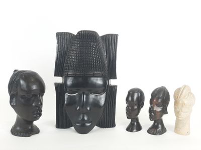 un ensemble de statues assises les unes à côté des autres