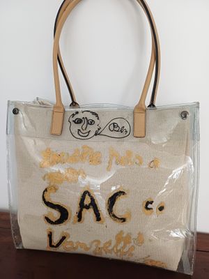 le sac est posé sur la table ; le nom « Sage » y est inscrit