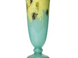 un vase en verre orné d'un motif jaune et bleu