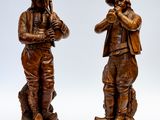 paire de figurines en bois sculpté représentant un homme et une femme jouant d'un instrument