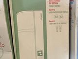 de nombreuses boîtes d'appareils électroniques sur l'étagère