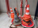 une pile de cônes de signalisation posée sur une palette