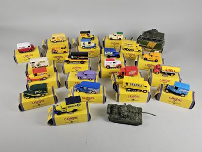 un grand nombre de camions jouets posés sur une table