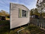 une petite maison qui se trouve dans le jardin