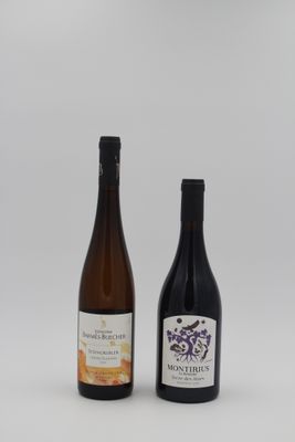 deux bouteilles de vin posées l'une à côté de l'autre sur une surface blanche