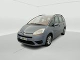 La petite voiture est garée dans une pièce blanche au sol blanc.