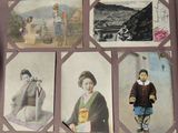 de nombreuses vieilles photos de personnes accrochées au mur