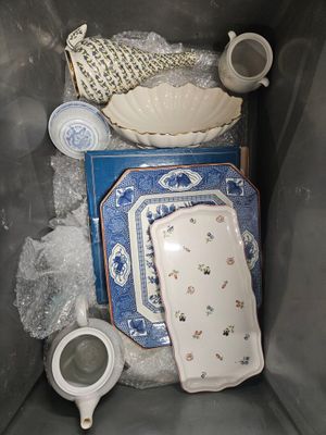 une pile d'assiettes et de bols dans une boîte