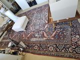 une chaise blanche posée sur un tapis dans un salon