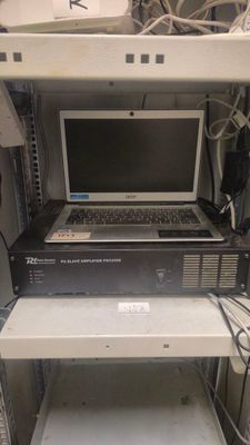 un ordinateur portable posé sur un rack dans une pièce
