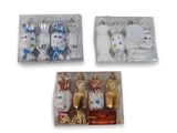 trois décorations de Noël dans un coffret cadeau, sur fond blanc