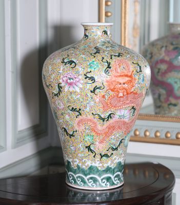 un vase posé sur une table, avec un miroir en arrière-plan