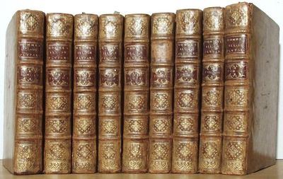 cinq livres posés sur une étagère en bois
