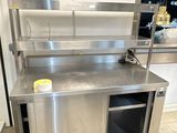 une grande cuisine en inox équipée d'un évier et d'un plan de travail