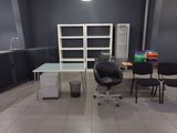 une image représentant une pièce avec une table et des chaises à l'intérieur