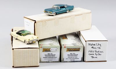 des paquets de cigarettes et une petite voiture sont empilés les uns sur les autres