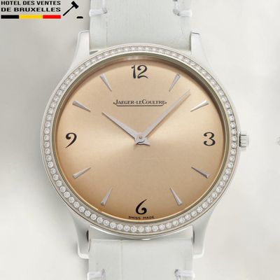 Gros plan sur une montre-bracelet ornée de diamants