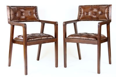 une paire de fauteuils en cuir marron avec des pieds et des accoudoirs en bois, sur fond blanc