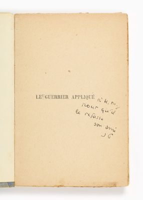 un livre ouvert dont la couverture représente un homme