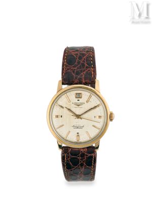 une montre-bracelet plaquée or, avec un cadran blanc et un bracelet en cuir marron