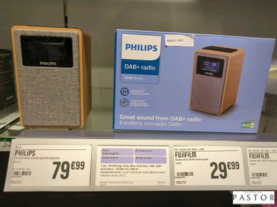 deux radios exposées dans un magasin