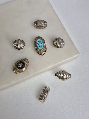 Lot de sept passants en métal argenté dont deux émaillés et …