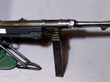 un pistolet jouet posé sur une table