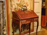 une image d'un salon avec une chaise et une table