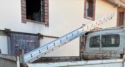 un camion équipé d'une échelle à l'arrière