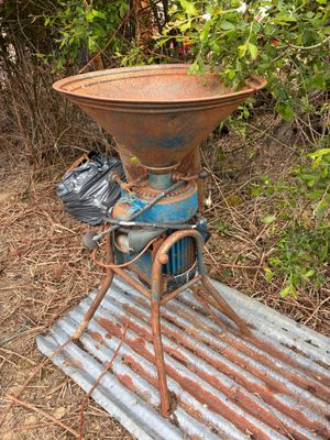 une machine rouillée abandonnée au milieu d'un champ